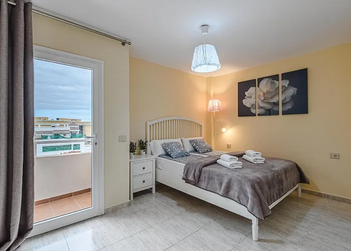 Yellow 3 Bedroom Large Apartment For 10 Guests