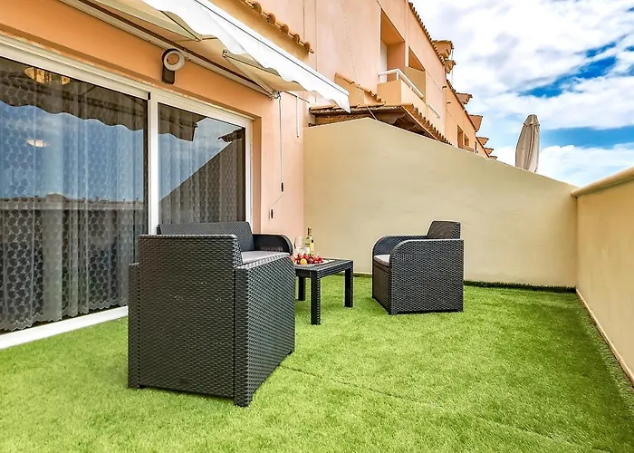 Yellow 3 Bedroom Large Apartment For 10 Guests